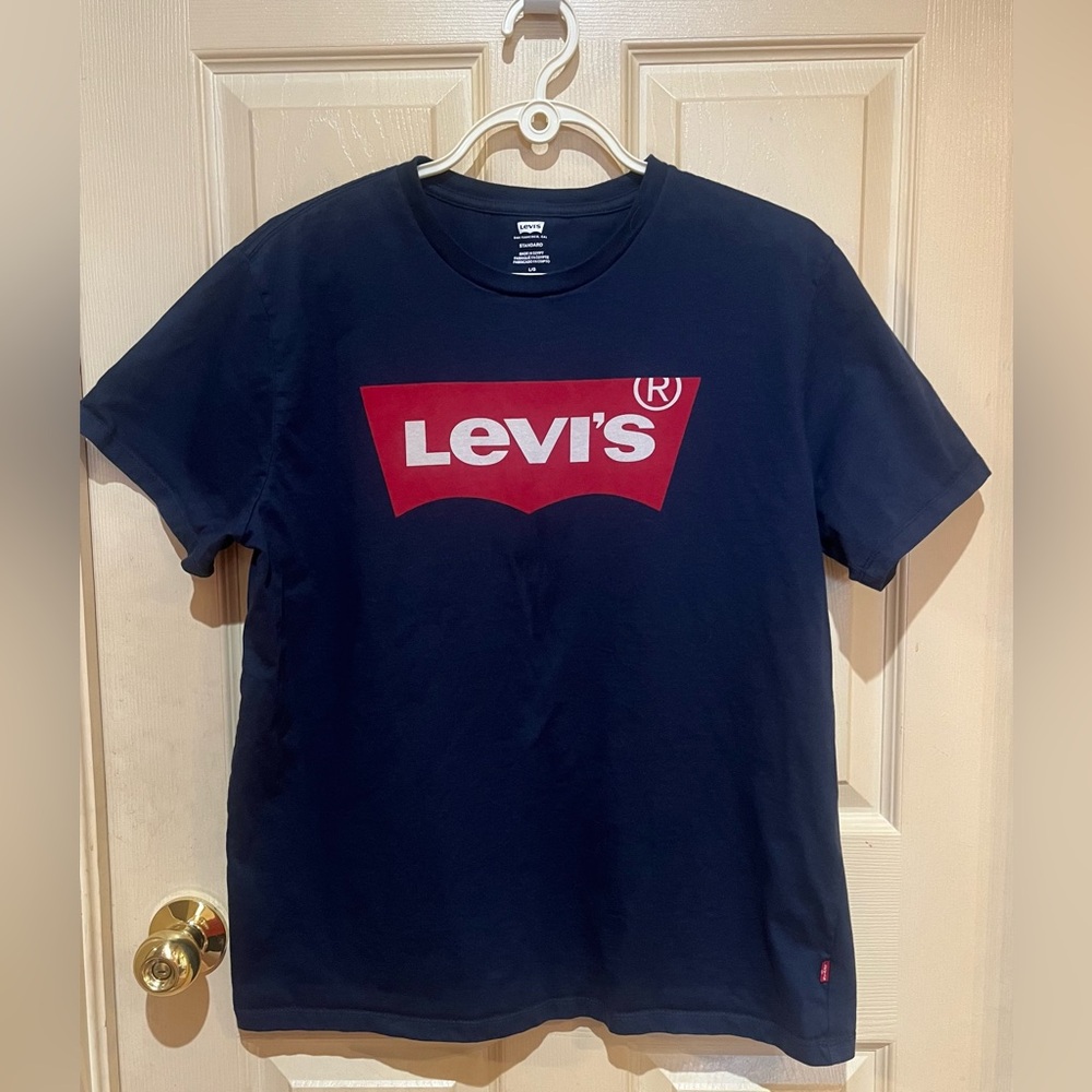 Levi's Men's Dark Blue Tee with Red Logo, Size M / L